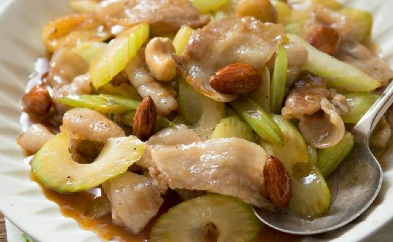 【レシピ】豚肉とセロリの はちみつナッツ炒め